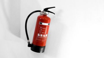 Un extintor en polvo sirve para cualquier tipo de incendios. / Foto: Freepik