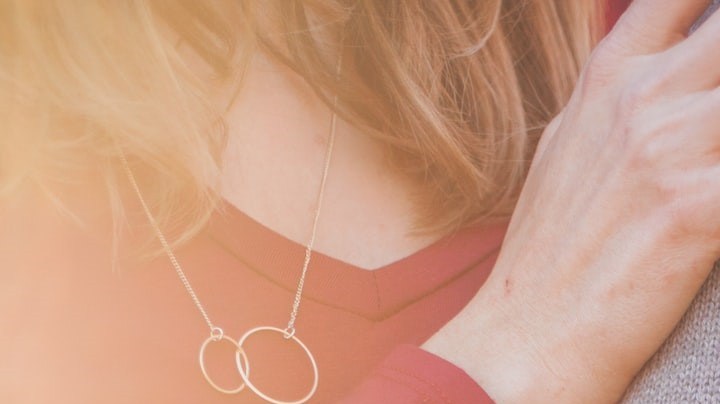 mujer mayor que el hombre