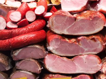 Estas carnes son altas en sodio, calorías y grasas. / Foto: Freepik