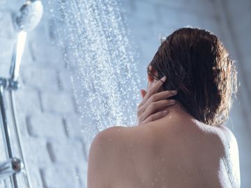 Según los especialistas, la ducha tibia es ideal combinada con agua caliente y fría. / Foto: Freepik.