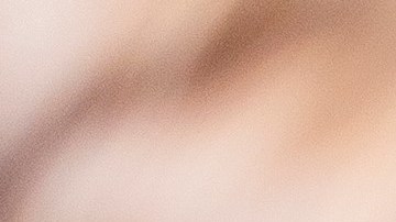 Hay que ser muy cuidadosos al rizar nuestro cabello. / Foto: Gpoint Studio - Freepik.