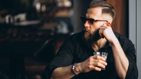 Hay que evitar a algunos varones por nuestra salud física y mental. / Foto: Senivpetro - Freepik.