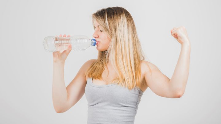 No tomar agua, es un hábito que no te ayudará a perder peso. / Foto: Freepik.