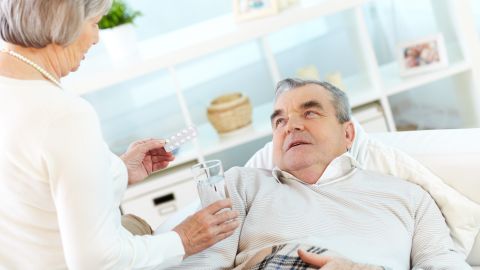 El tener que cuidar a sus maridos las debilita. / Foto: Pressfoto - Freepik.