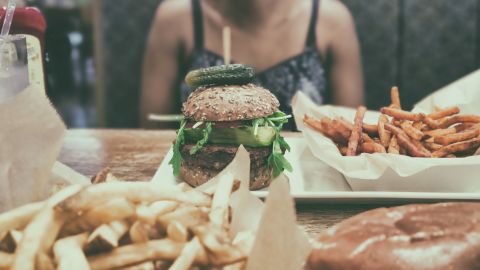El estrés está relacionado con la ingesta de comida no saludable. / Foto: Obi Onyeador - Unsplash.