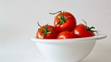 Los tomates puedes congelarlos enteros, picados o en jugo.