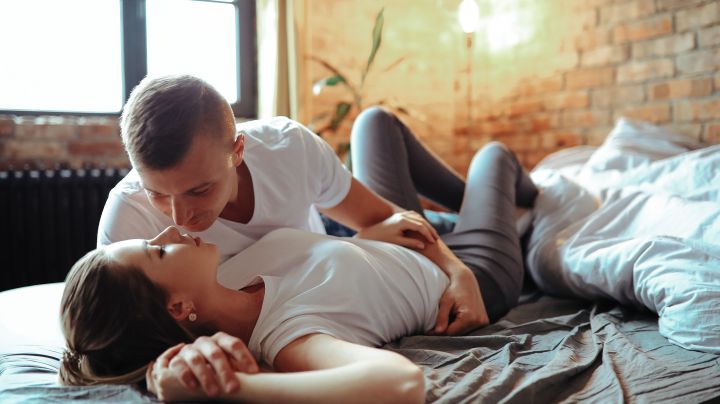 Los hombres se sienten más seguros en la cama cuando su pareja muestra deseo. / Foto: Racool Studio - Freepik.