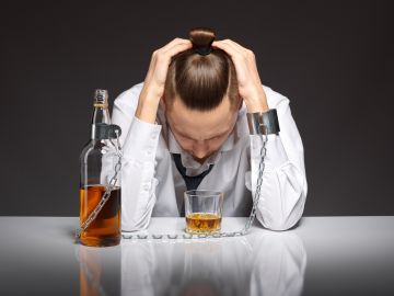 Los 7 signos físicos de que estás bebiendo demasiado alcohol y debes dejarlo ya