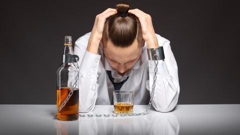 Los 7 signos físicos de que estás bebiendo demasiado alcohol y debes dejarlo ya