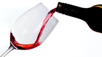 Tomar vino tinto reduce el riesgo de aparición de cataratas