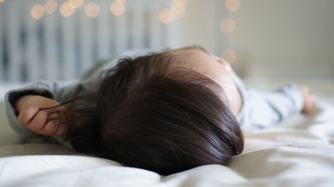 Mi hijo tiene movimientos involuntarios cuando duerme: ¿es normal?