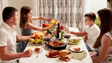 Comer en familia podría prevenir los trastornos de la conducta alimentaria y la obesidad en los adolescentes