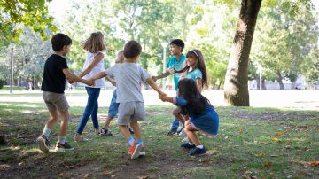 Cómo beneficia a los niños jugar al aire libre