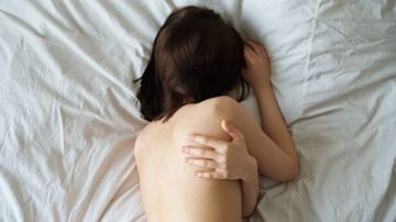 cómo tratar el acné del cuerpo para evitar manchas y cicatrices