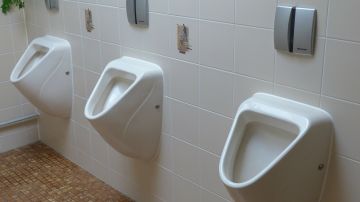 ¿Cómo puedes contagiarte de COVID en baños públicos? Nuevo estudio lo explica