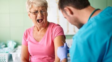 Por qué las personas mayores de 65 años experimentan menos efectos secundarios con la vacuna anti-Covid
