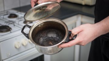 Cómo limpiar una olla quemada