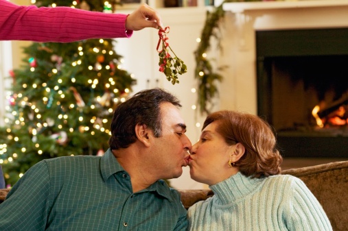 De dónde viene la tradición navideña de besarse bajo el muérdago