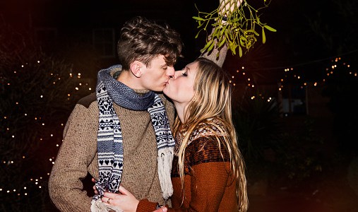 De dónde viene la tradición navideña de besarse bajo el muérdago