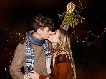 De dónde viene la tradición navideña de besarse bajo el muérdago