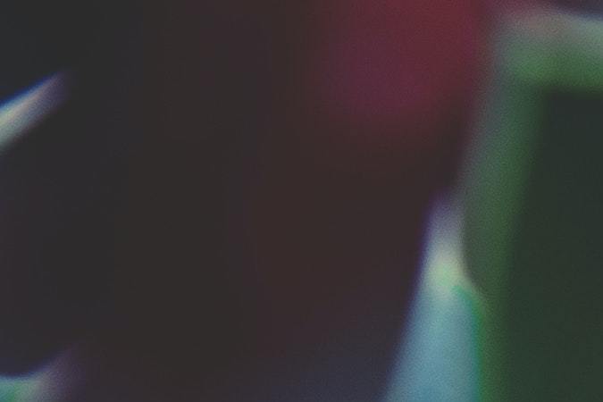 De dónde viene la tradición navideña de besarse bajo el muérdago