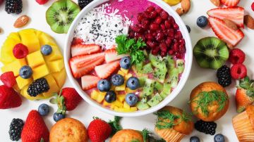 Según el estudio ZOE COVID, las personas que se están recuperando de COVID-19 deben intentar comer alimentos que contengan mucha energía (calorías) además de proteínas.
