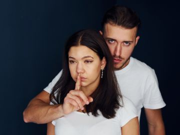 Mi novio me amenaza con publicar fotos íntimas si lo dejo: qué hago - Estar  Mejor