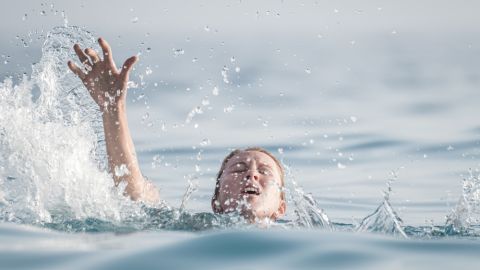 El doctor Cody Dunne, autor del estudio y médico residente de urgencias de la Universidad de Calgary, señaló que ahogarse en las bañeras es común entre las personas con trastornos convulsivos.