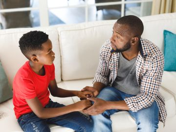 charla seria entre padre e hijo