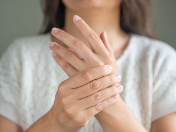 Si notas que las palmas de tus manos están enrojecidas y no sabes por qué, podría tratarse de un síntoma de enfermedad hepática.