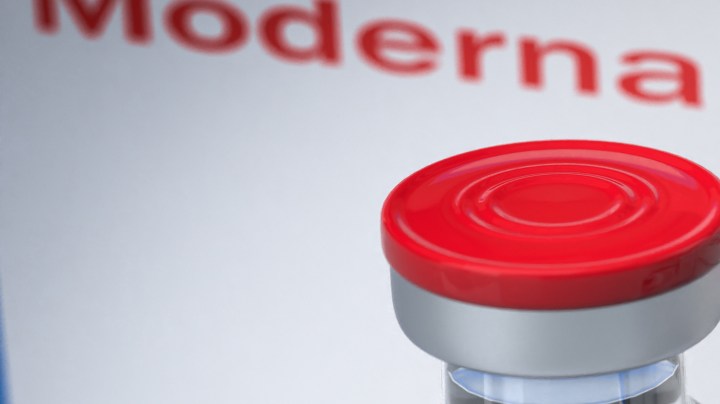 Moderna planea aplicar su nueva vacuna de COVID en agosto