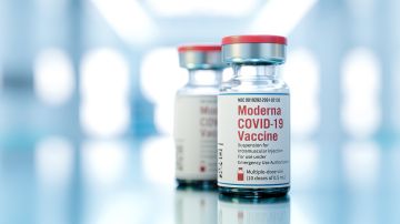 Nueva vacuna de Moderna protege de las variantes del COVID