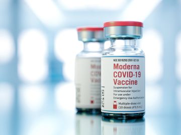 Nueva vacuna de Moderna protege de las variantes del COVID