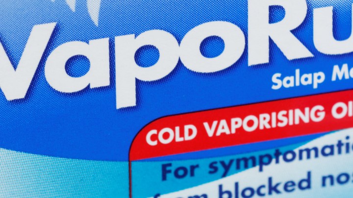 Vicks Vaporub en los pies contra la tos