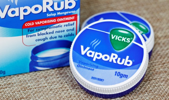 Vicks Vaporub en los pies contra la tos