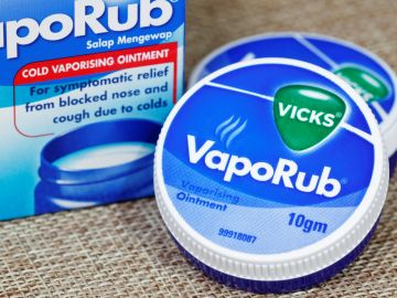 Vicks Vaporub en los pies contra la tos