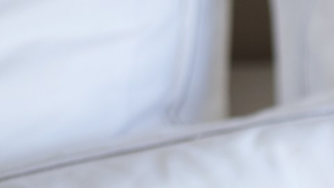 El deseo por artículos de lujo como carteras y joyas aumenta en las mujeres durante la fase de ovulación.