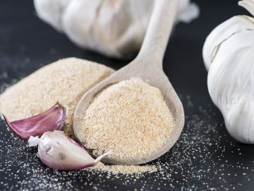 Cómo sustituir la sal con 8 condimentos saludables