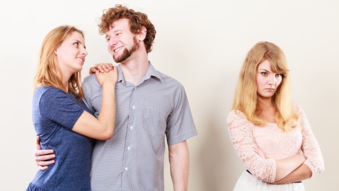 Cómo impedir que la amiga de mi novio nos separe