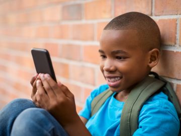Cómo el elegir el mejor teléfono para tu hijo en la vuelta a clases