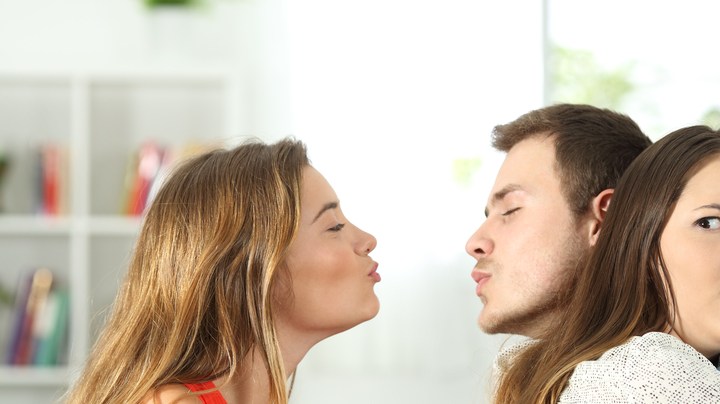 pareja se siente atraída por una amiga