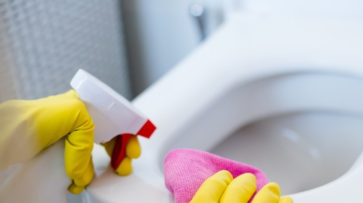 tendencia de TikTok de mezclar productos químicos de limpieza