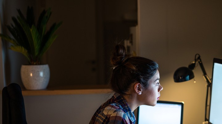 estar despierto a medianoche