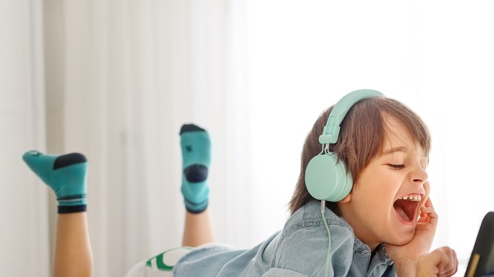 El nivel de hiperactividad y déficit de atención en preescolar predijo la cantidad de uso de dispositivos móviles en la escuela, lo que quiere decir que cuanto más inquieto y distraído está un niño en preescolar, más dispositivos usa en la escuela temprana.