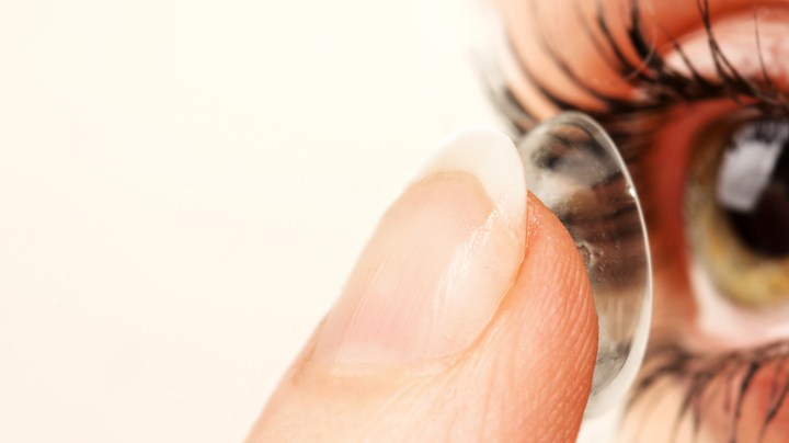 los lentes de contacto inteligentes que detectan el cáncer