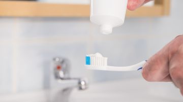 La razón por la que no debes dejar tu cepillo de dientes en el baño