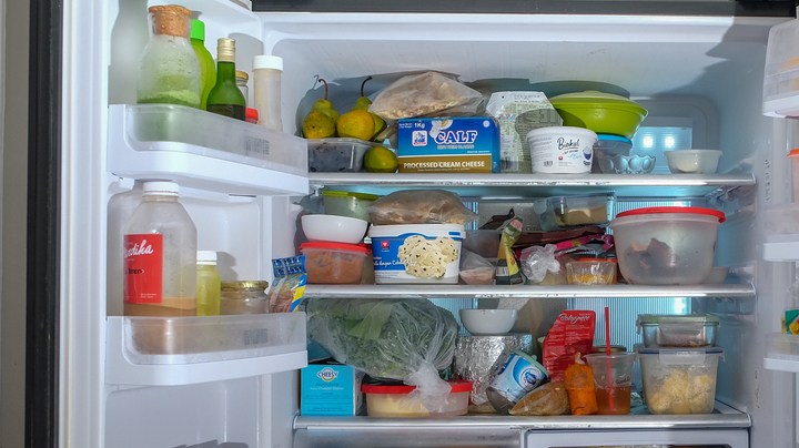 Es importante que antes de cualquier emergencia, clasifiques la comida en tu refrigerador, es decir, que separes si hay algunos que no requieran de frío, como lo pueden ser las papas, que muchas personas las meten a la nevera.