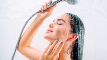 Qué hacer para evitar enfermedades en la ducha, según los CDC