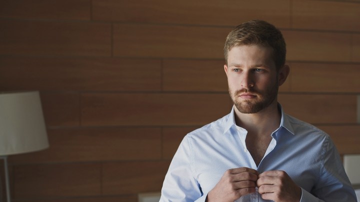 enamorar a un hombre guapo y atractivo