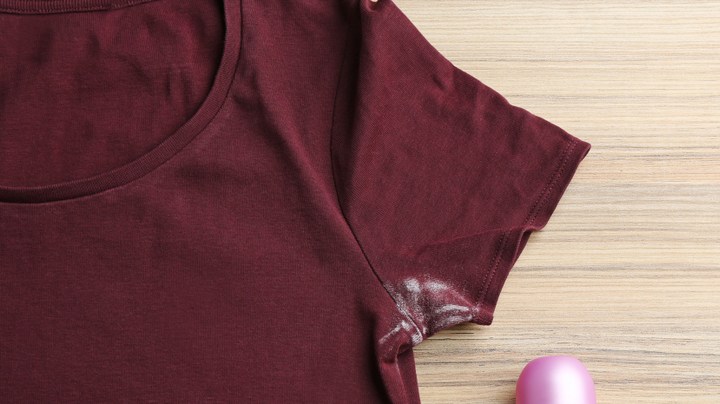quitar las manchas y costras de sudor de tus blusas y camisas